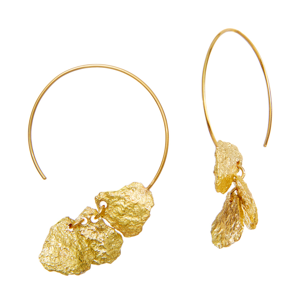 The Floating in the Dark earrings in 18k yellow gold are a stunning blend of luxury and artistry. The rich gold provides a warm, luxurious feel, while the sculptural design adds dynamic, artistic flair. Perfect for those with a bold and creative style, these earrings are more than just accessories—they're wearable art.  • 18k yellow gold  • Diameter: 1.5"