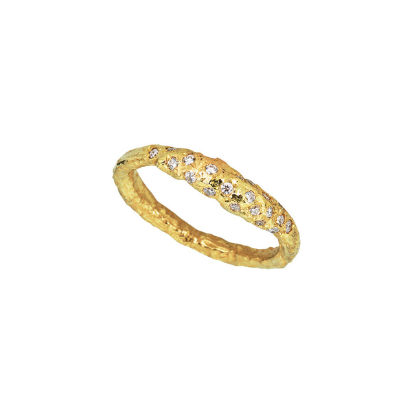 The That Place in Between ring, crafted in 18k yellow gold with white diamonds, is a stunning addition to everyday attire.