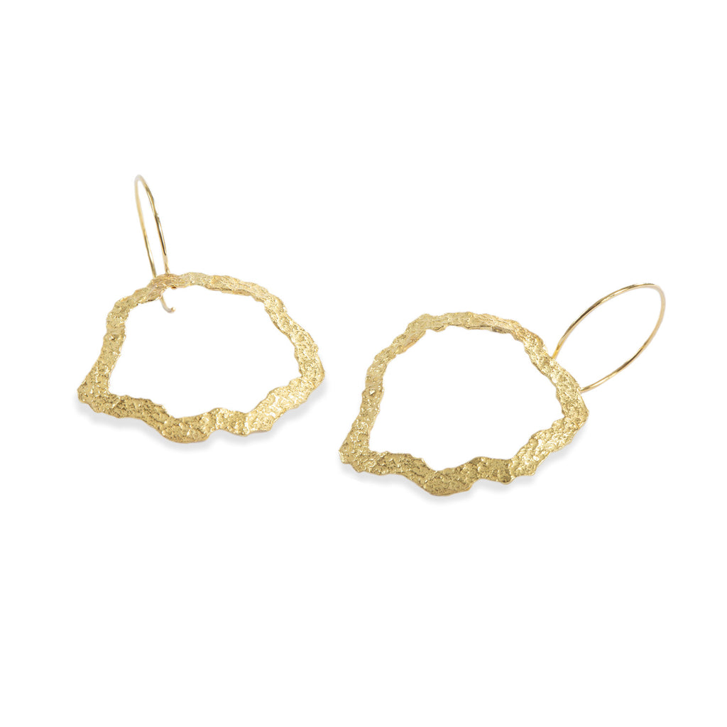 These Svelare earrings, created in 18k yellow gold, radiate a playful design that speaks of personality and individuality.  • 18k yellow gold  • Height: 2 inches