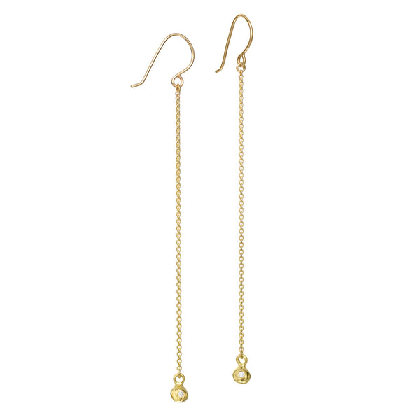 The InsideOut earrings in 18k yellow gold feature a long, thin chain accented by a gold element with a small diamond at the bottom. This design offers a delicate yet luxurious touch, adding subtle elegance to any look.  • 18k yellow gold, diamonds 0.03cts  • Length: 3.5"